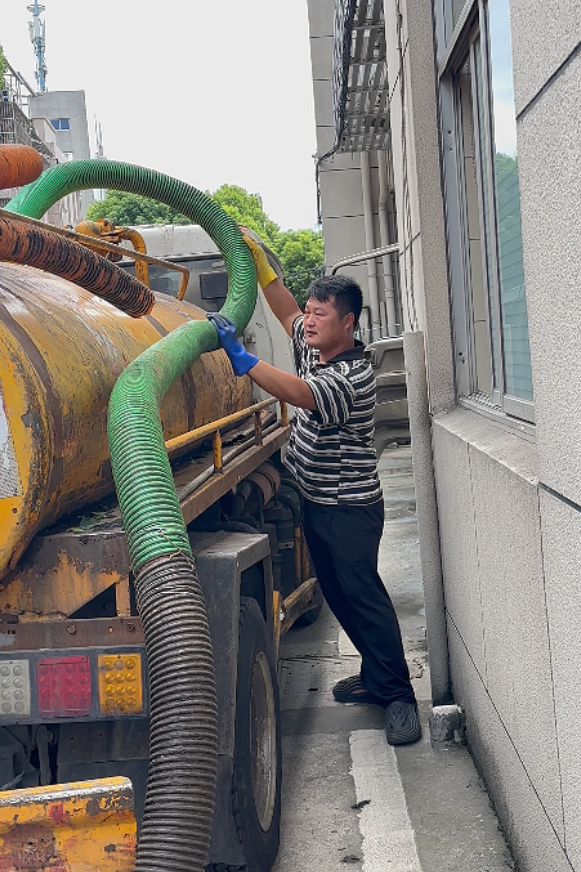 工作时的潘浩男