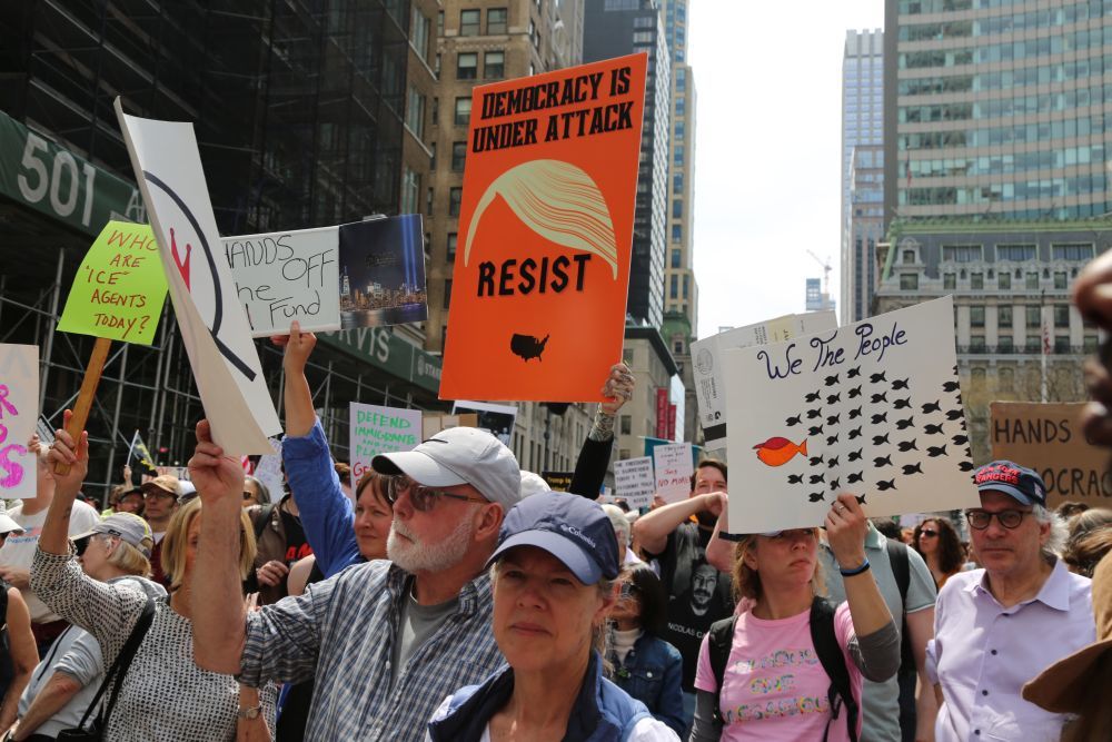 4月19日，人们在美国纽约街头参加抗议活动。美国多地19日举行抗议活动，首都华盛顿、纽约、旧金山、波士顿等城市的民众走上街头，抗议现政府大规模裁员、加征关税、驱逐移民等政策。新华社记者刘亚南摄