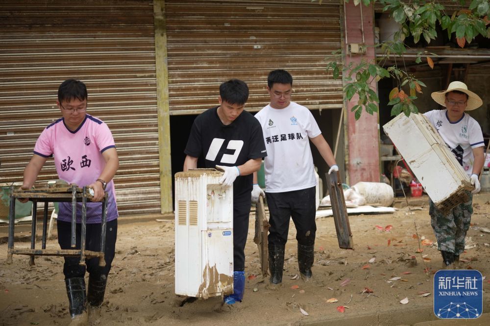 6月26日，林进标在榕江一中附近参与灾后清淤。
