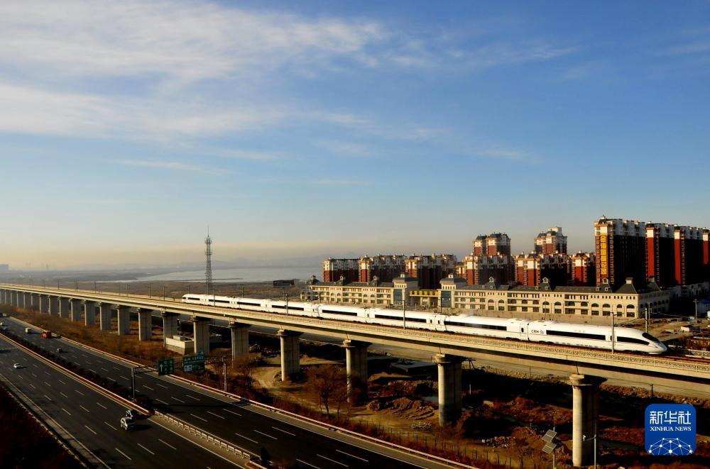 2012年12月1日,我国首条高寒地区高速铁路——哈大高铁开通运营,大连北站开往哈尔滨西站的哈大高铁列车行驶在大连金州新区路段。新华社发