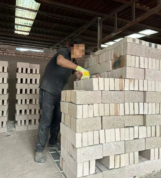 何以托举?被砖厂吞噬的人生