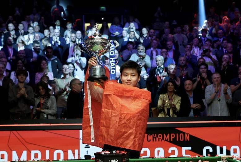 中国斯诺克历史性突破!赵心童之后,21岁姑娘白雨露又世锦赛卫冕