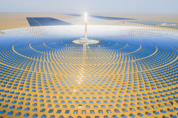 9月15日,甘肃酒泉,敦煌首航100MW高科熔盐塔式光热电站。 视觉中国