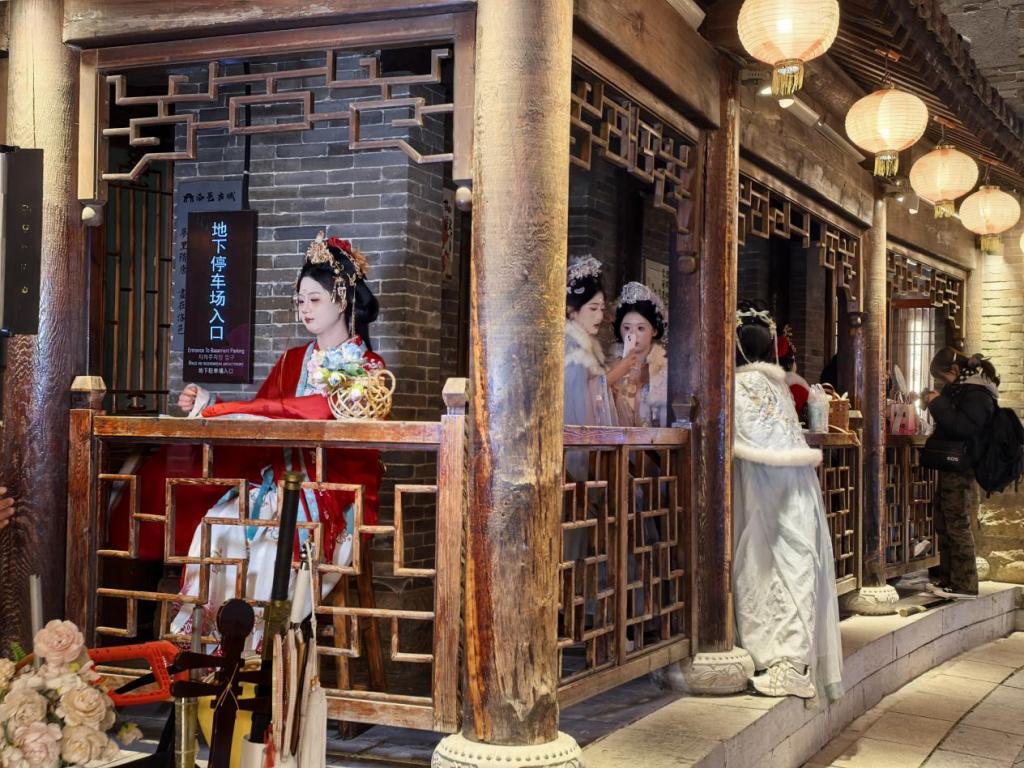 洛阳老城区的汉服佳人。本文图片均由 澎湃新闻记者 李文姬 摄