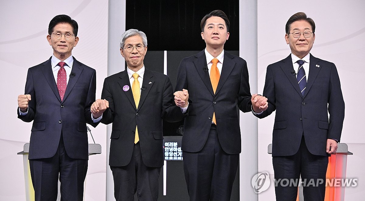5月18日,在首尔麻浦区的SBS电视台演播室,韩国第21届总统选举候选人首场电视辩论会举行,“亲华”成为了话题。左起依次为国民力量党总统候选人金文洙、民主劳动党候选人权英国、改革新党候选人李俊锡和共同民主党候选人李在明。韩联社