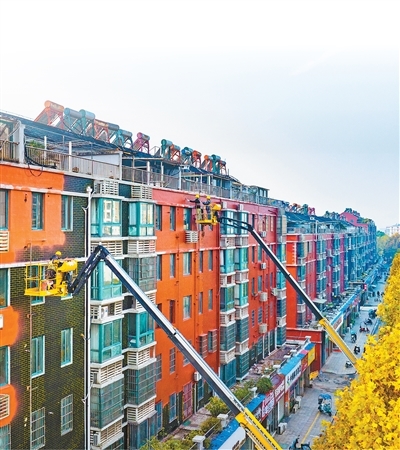 老旧小区改造是提升居民居住品质、保障居民安居乐业的重要举措。图为安徽芜湖繁昌区,工人在进行老旧小区改造。肖本祥摄(人民视觉)