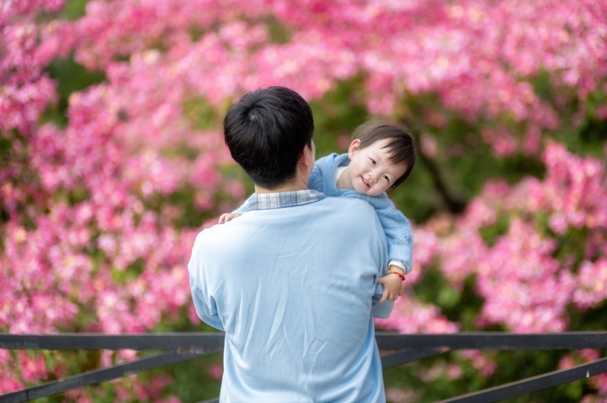 广州,游客在粉色花海中打卡。南方+拍客 李汉晖 摄