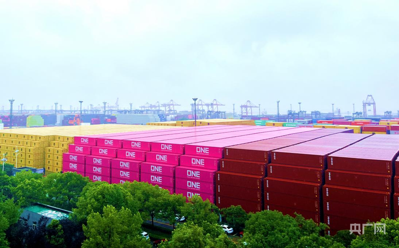 南京港龙潭集装箱码头（央广网记者 栾永胜 摄）