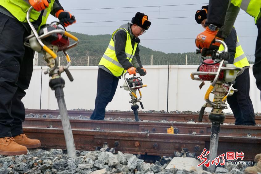【发现最美铁路】云端上的“毫米级”守护者——丽香铁路养护工