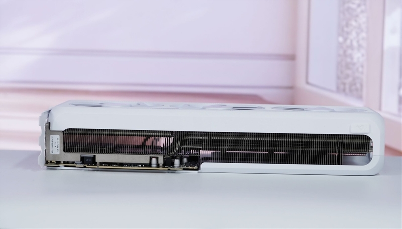 电竞叛客RTX 5070 Ti MAX显卡评测:300W性能释放畅玩4K 隐藏电源线设计海景房绝配