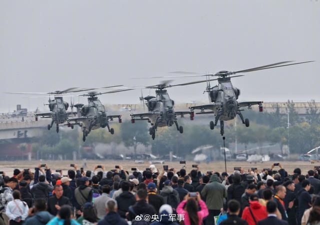 陆军“风雷”飞行表演队进行飞行表演。央广军事 图