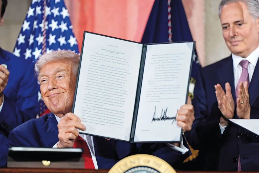 2025年7月23日,美国总统特朗普在华盛顿举办的人工智能峰会上展示他签署的行政命令