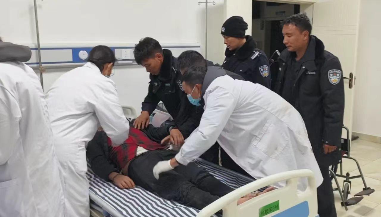 ▲男子被送医救治