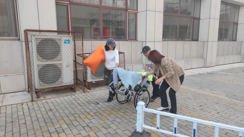 9月，姥姥住院，被下病危通知。全家都到了医院。害怕，担忧，慌乱，无措。万幸，几天后姥姥状态好转，顺利出院。一家人推着轮椅，抱着氧气袋，开开心心从医院飞快“逃离”。这其实不算一张好看的照片，却是我第一时间想到的照片。希望家人健康平安。希望大家都能平安。@Pika