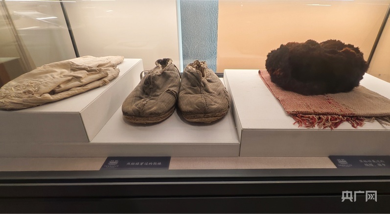 焦裕禄穿过的鞋袜、衣帽等物品（央广网记者 郝振青 摄）