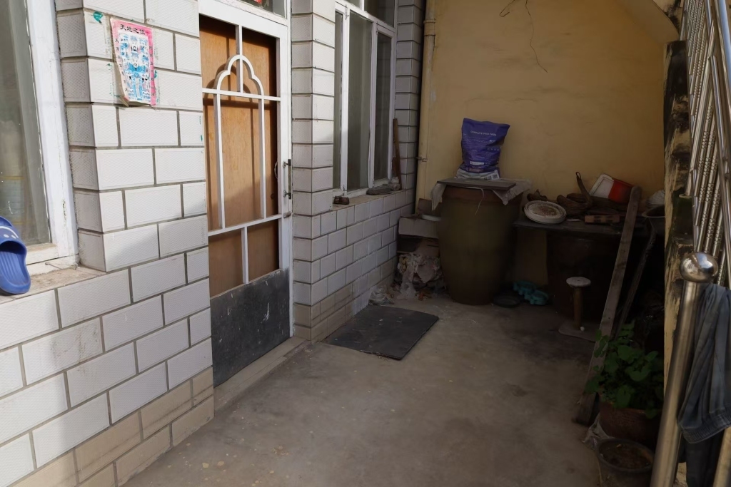 申红良刺伤郭勇强的客厅东侧窗台处,如今水泥地上仍可见淡淡的血痕。