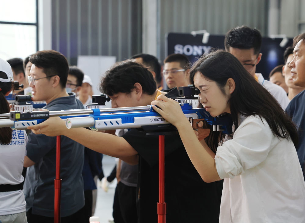 ↑ 9月11日，参观者在体育服务专题展区体验激光射击。