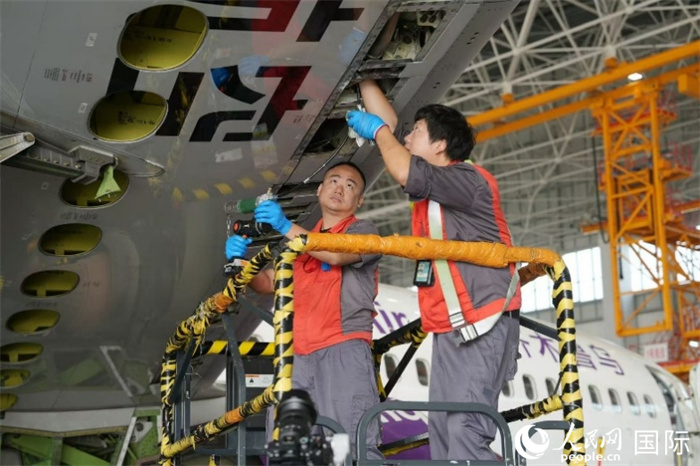 根据海南自贸港优惠政策，入境维修飞机可免缴保证金，进口维修零件享受保税优惠。人民网记者 符武平摄