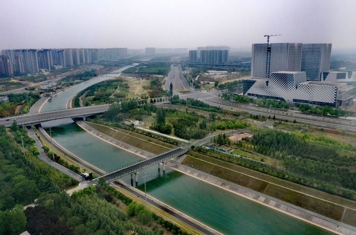 2025年4月27日在鄭州市中原西路附近拍攝的南水北調(diào)中線工程（無(wú)人機(jī)照片）。新華社記者 李嘉南 攝