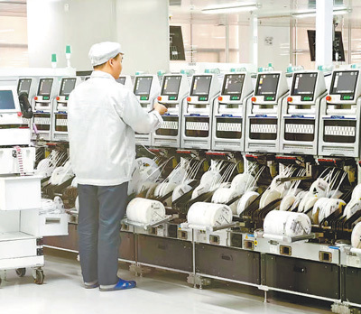 OPPO长安工业园智能产线上，员工使用手持扫描仪进行补料。罗 珣摄