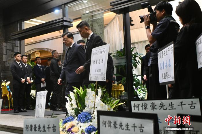 12月18日,香港特区行政长官李家超到场悼念后离开。 中新社记者 李志华 摄