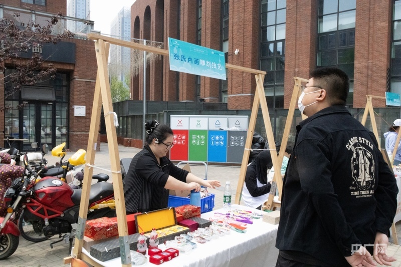 许多非遗技艺也在海河旧书市集上与市民见面（央广网发 黎小漫 摄）