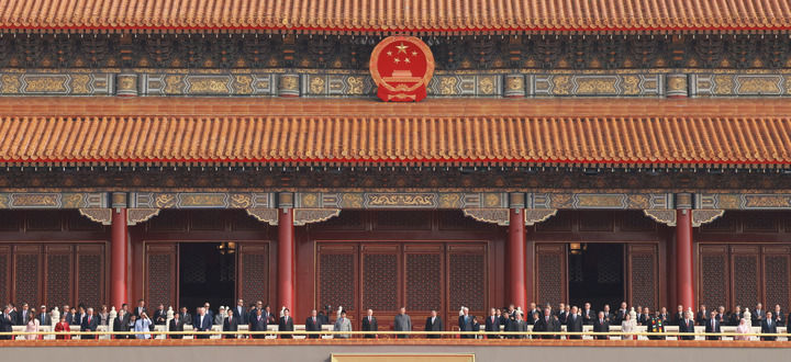 9月3日,纪念中国人民抗日战争暨世界反法西斯战争胜利80周年大会在北京天安门广场隆重举行。这是中共中央总书记、国家主席、中央军委主席习近平等在天安门城楼上。新华社记者 王晔 摄