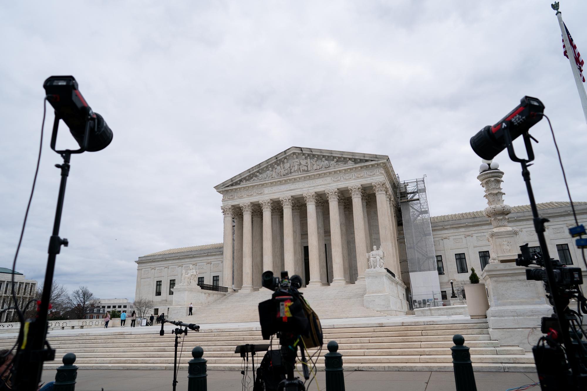 2024日,媒体在美国华盛顿的美国联邦最高法院前报道。新华社记者刘杰摄