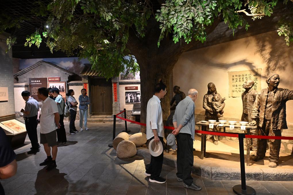 7月4日，游客在晋察冀边区革命纪念馆参观。新华社记者 李鑫 摄