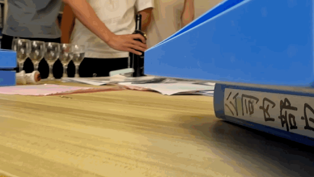 传销头目带领“会员”品尝“82年的拉菲”。