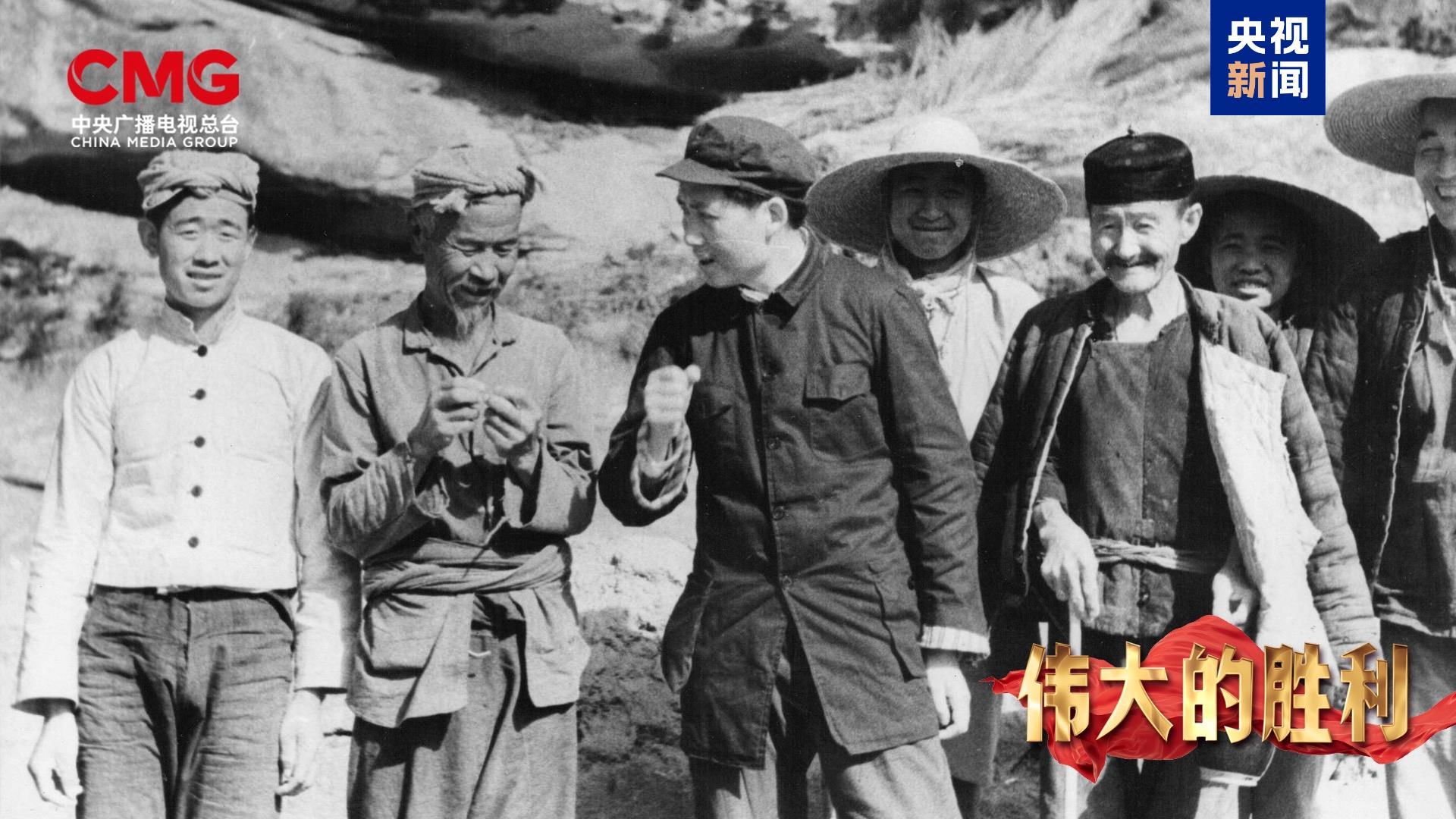 △罗曼&middot;卡尔曼拍摄的照片《毛泽东在杨家岭和陕北农民亲切交谈》