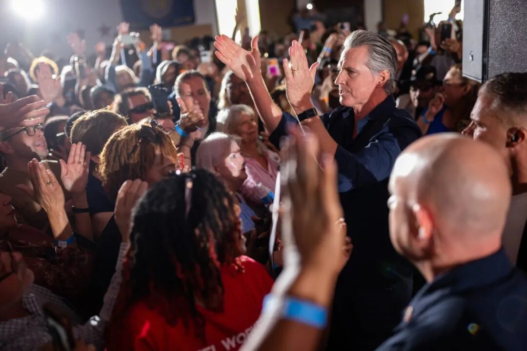 ◆11月8日,纽森在庆祝集会期间向人群致意。