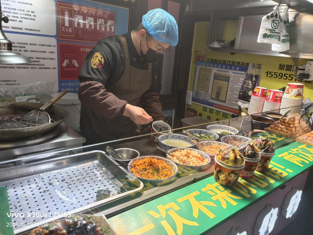 2017年大学毕业后便在怀远夜市摆摊卖饰品的李智民，后来改为卖小吃。李智民在怀远夜市卖臭豆腐已有7年时间，淡季每天能卖50-100份，暑期每天能卖臭豆腐150份。受访者供图