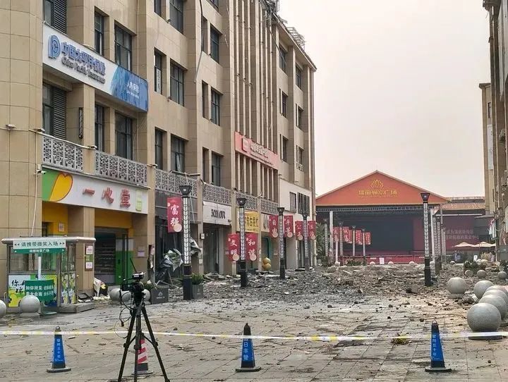 3月28日在云南瑞丽财富广场拍摄的地震后的景象 图/新华社