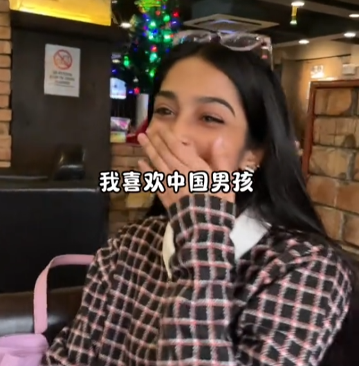 ▲视频博主采访孟加拉女孩(图/视频截图)