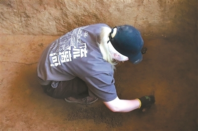 Haley在探方中清理挖掘