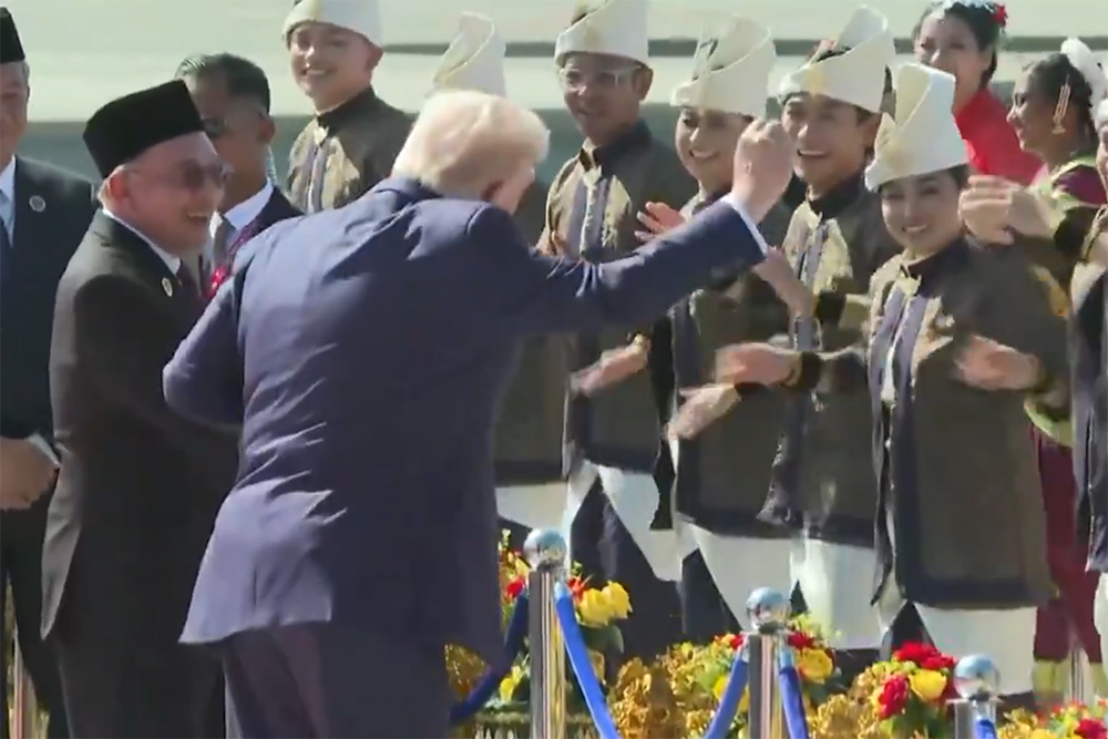 当地时间10月26日,飞抵马来西亚首都吉隆坡的特朗普,在机场手舞足蹈。 视频截图