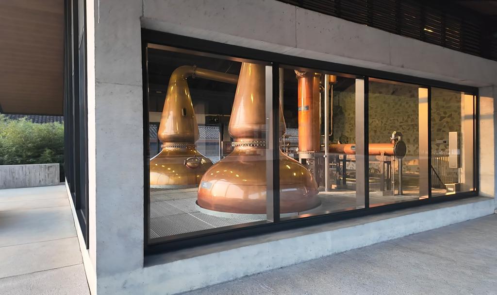 这是11月27日拍摄的叠川威士忌酒厂车间内的铜制蒸馏器。新华社发