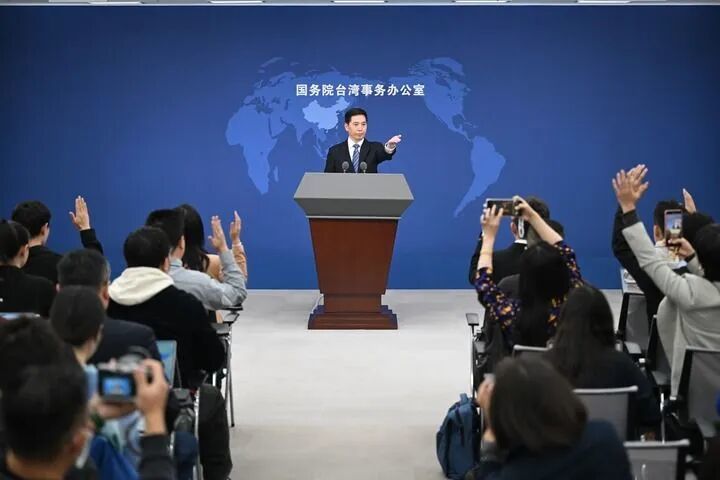 10月29日上午,国台办举行例行新闻发布会,发言人彭庆恩就近期两岸热点问题回答记者提问。