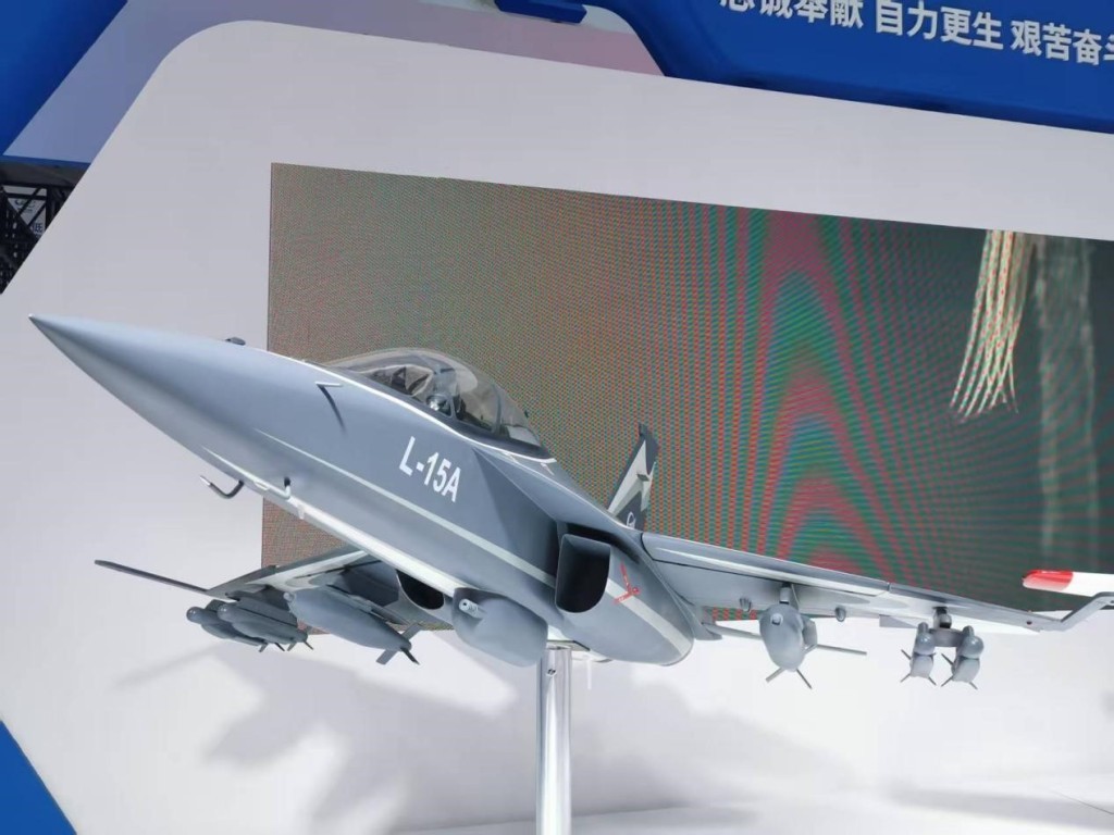 L-15A高级教练机。