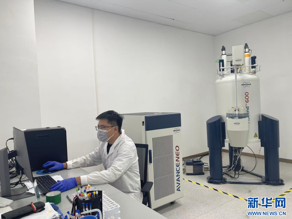 研究员正在进行实验。新华网发(俞欢摄)