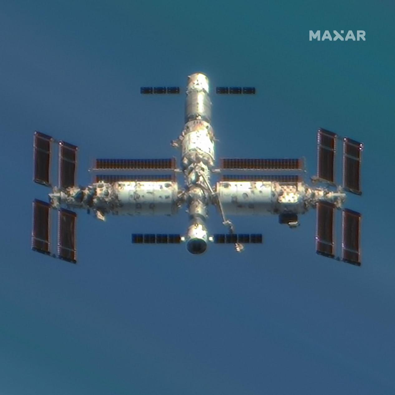 美国Maxar公司的“世景军团”卫星拍摄国际空间站(上)与天宫空间站(下)。 图片来源:美国Maxar公司