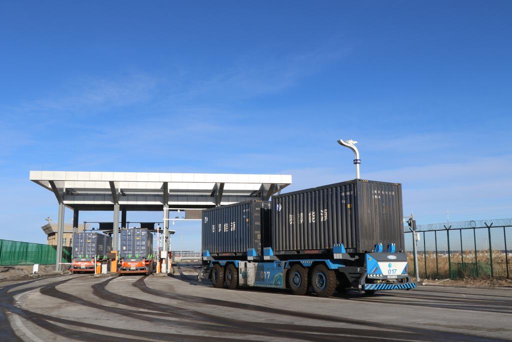 跨境AGV运输车辆从甘其毛都口岸专用通道通关。新华社发