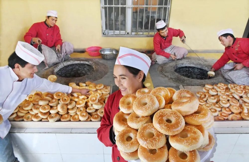 克孜勒苏柯尔克孜自治州阿克陶县巴仁乡巴仁村烤馕合作社。约提克尔·尼加提 摄