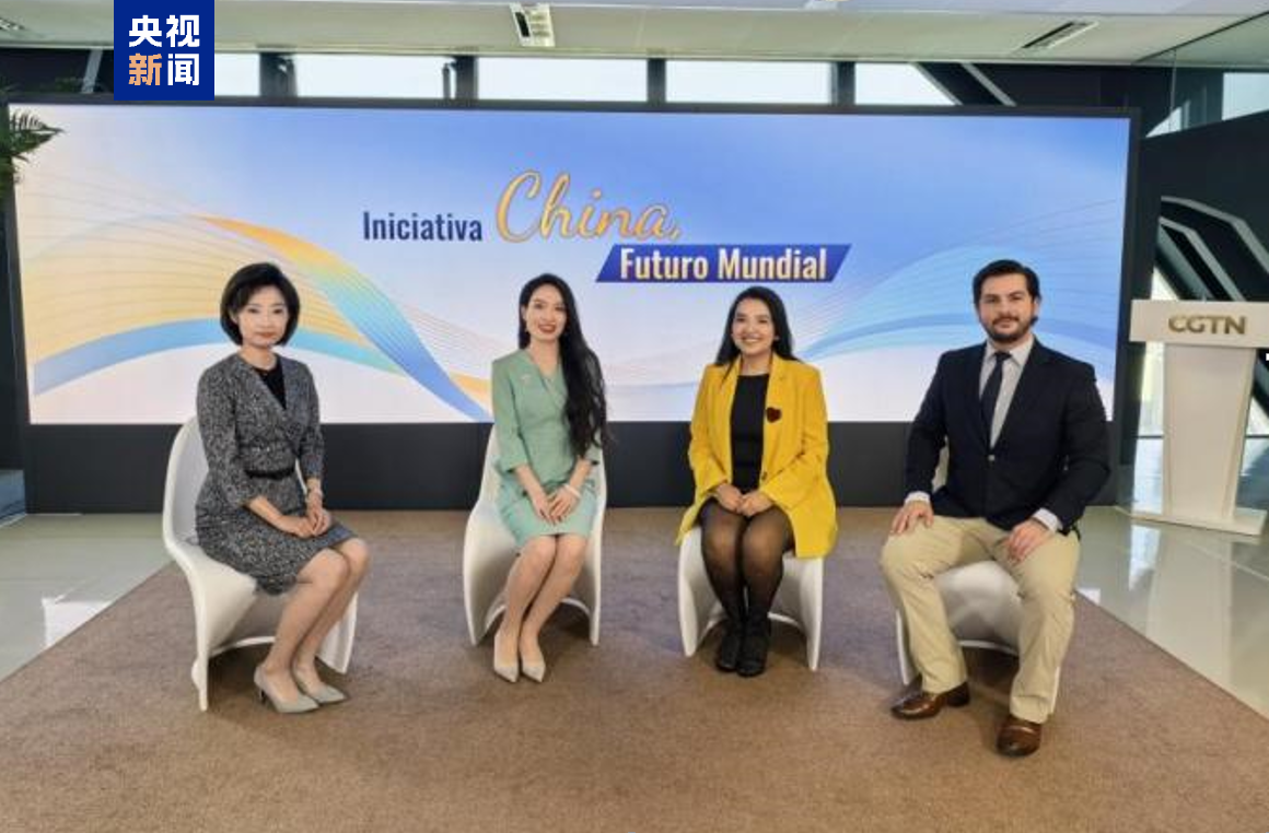 △墨西哥千年电视台、“电视日报”主持人丹尼尔&middot;萨尔迪瓦尔（右一） CNN智利电视台驻国会记者弗朗西斯卡&middot;卡德纳斯（右二）