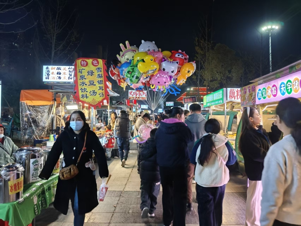 夜幕下的天门北湖露天夜市,游人如织。本文图片均为澎湃新闻记者 程婷 摄