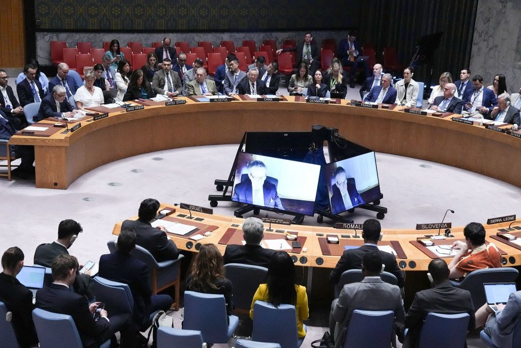 当地时间2025年6月22日，美国纽约，联合国安理会举行紧急会议，伊朗常驻联合国代表阿米尔&middot;赛义德&middot;伊拉瓦尼（左）在会上发言。