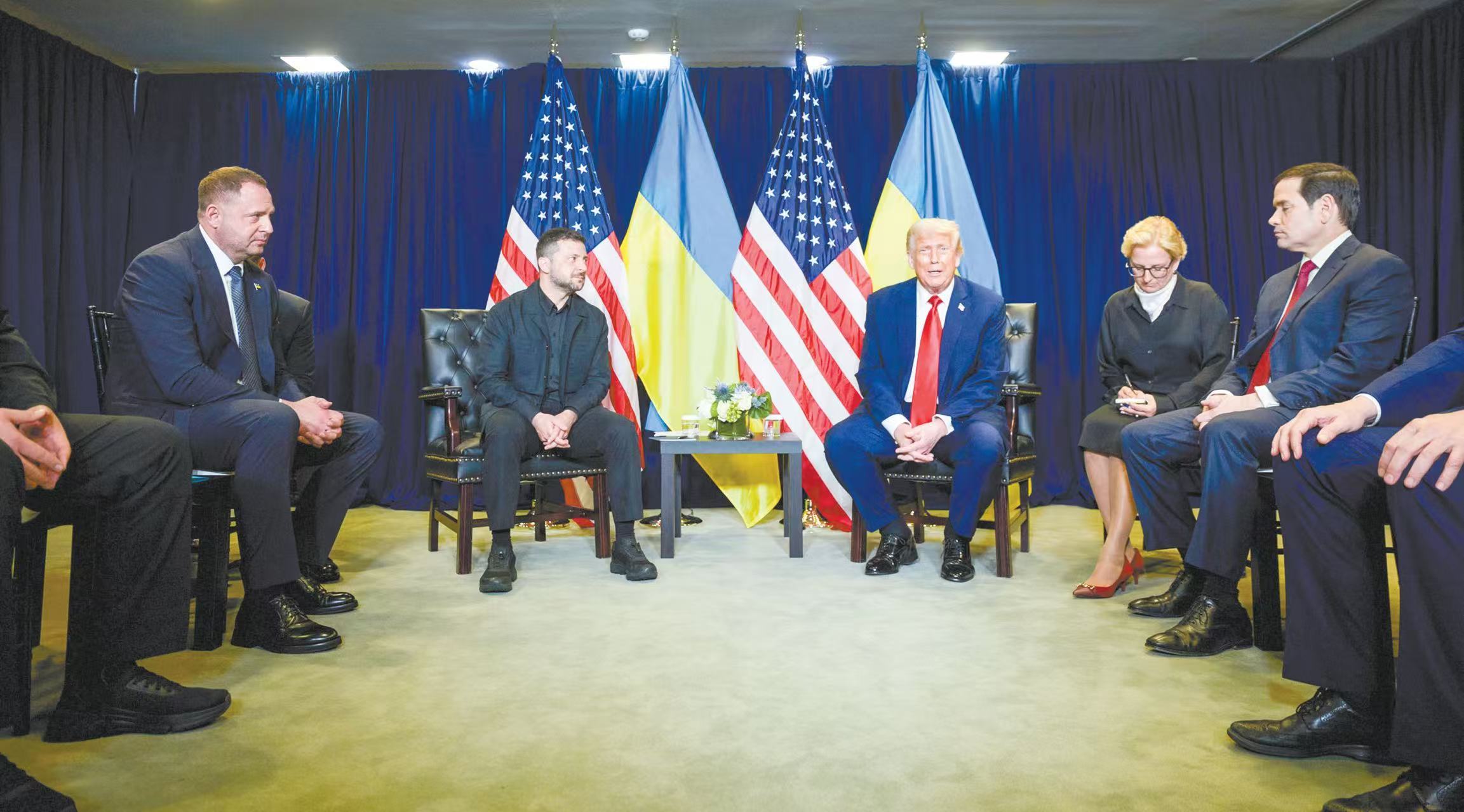 当地时间23日，美国总统特朗普在纽约联合国大会期间会见乌克兰总统泽连斯基。（视觉中国）