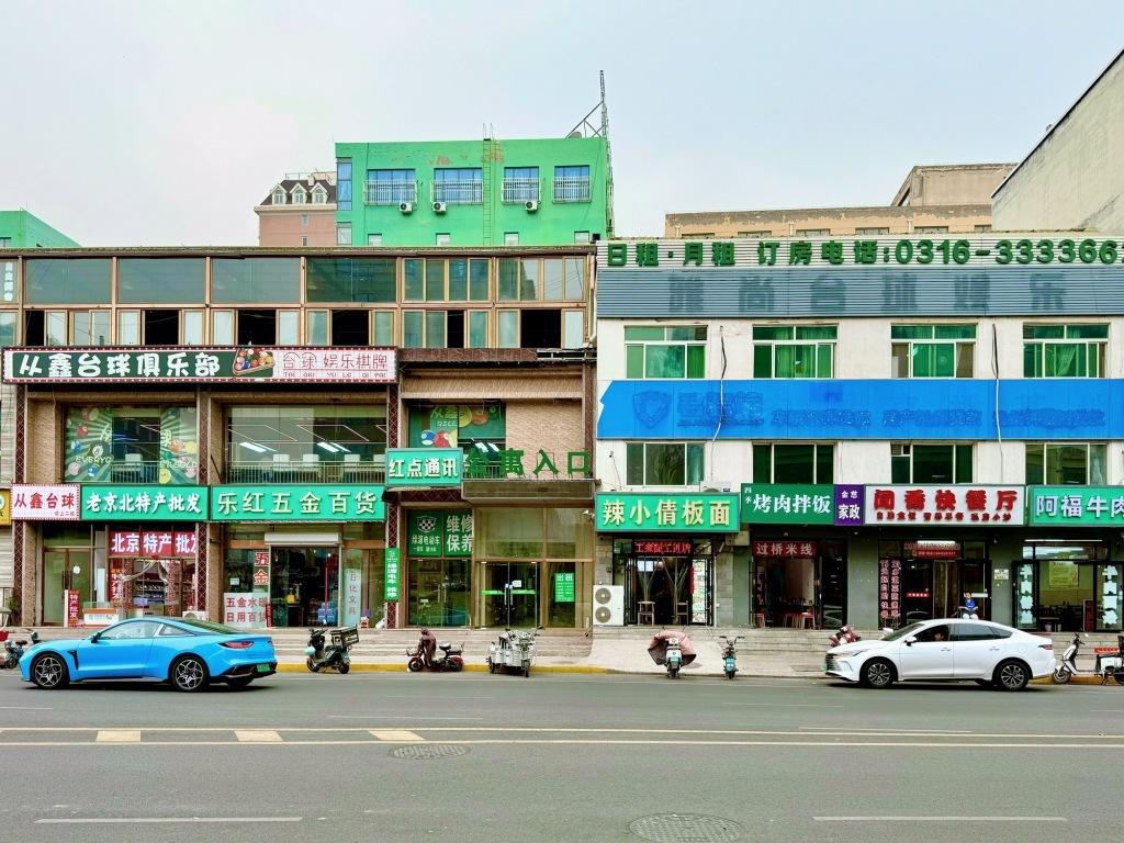 4月11日，央美大街沿街店面的招牌穿上“绿衣”。崔朋克 图
