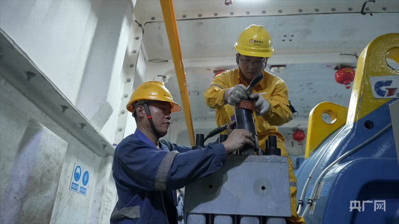 李亚雄与同伴对风机内部部件进行巡检维护(央广网发 受访者供图)